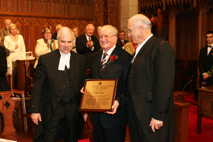 2005 Distinguished Service Award Recipient, J. Roland Comtois, 
with the Speaker of the House of Commons, the Hon. Peter Milliken, M.P. and
the Speaker of the Senate the Hon. Dan Hays, Senator.