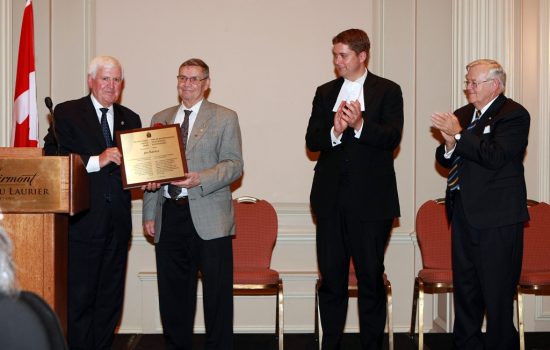 CAFP President Léo Duguay (left) presents the Distinguished Service Award to recipient Jim 
Hawkes while the Hon. Andrew Scheer, Speaker of the House of Commons, 
and the Hon. Noël Kinsella, Speaker of the Senate, look on.